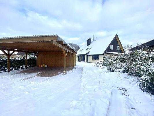 Zufahrt und Carportanlage