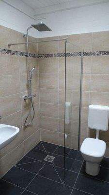 Bad mit bodengleicher Regendusche