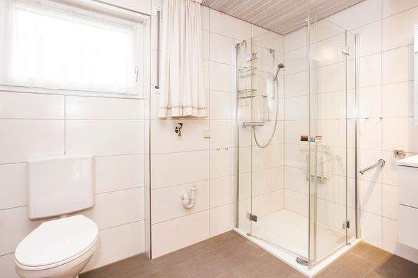 Badezimmer mit Dusche