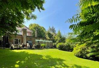 Anbau mit gepflegtem Garten