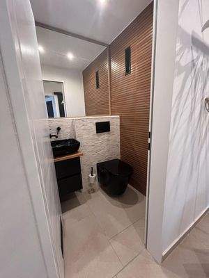 WC von außen fotografiert