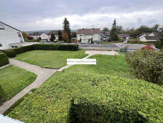 Blick vom Balkon gem. Grundstück vor dem Haus