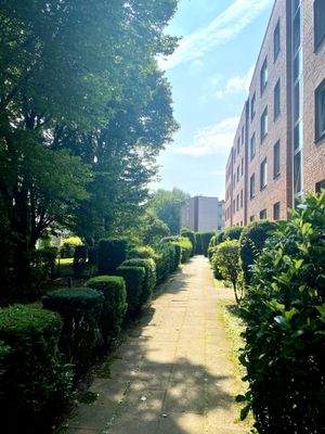 Vordere, grüne Seitenhoflage mit den Hauseingängen