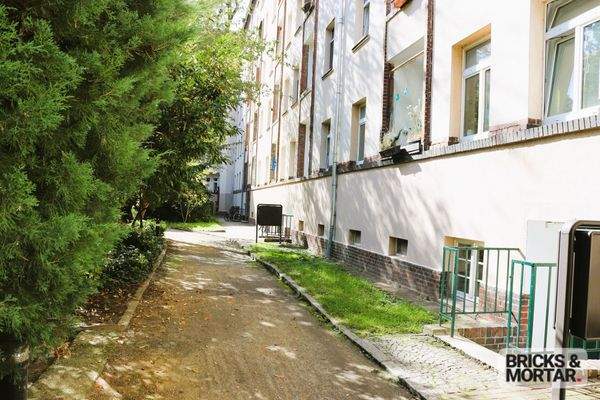 Hof mit Blick zur Loggia