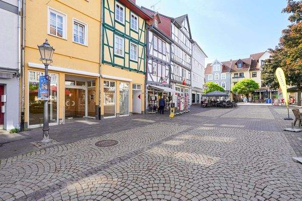 Straßenansicht links