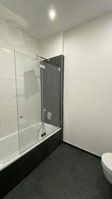 Badewanne mit Regendusche