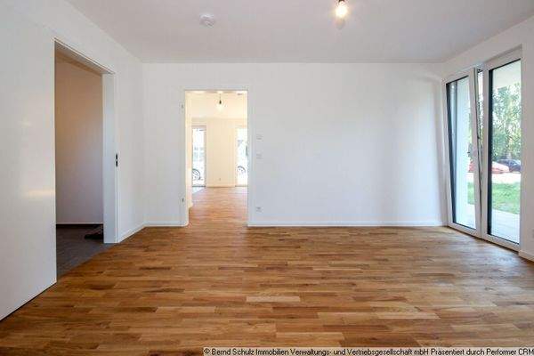 12 Schlafzimmer mit Blick Richtung Wohnzimmer