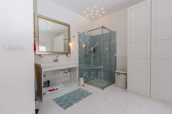 Zwei moderne und komfortable Bäder