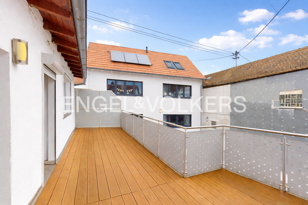 Großer Balkon zum Innenhof im OG