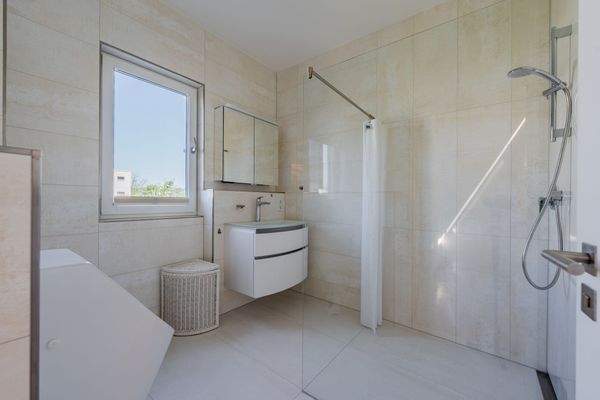 Bad im Erdgeschoss mit Dusche, Bidet und Urinal