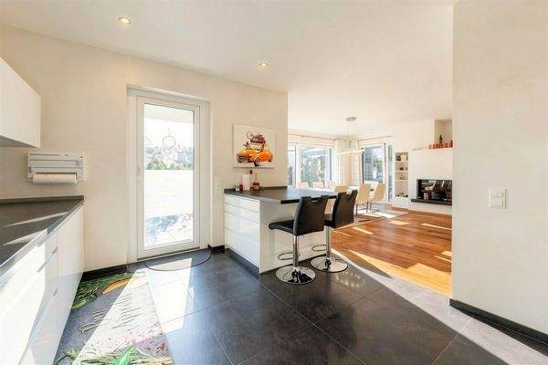 Küche mit Terrassenzugang