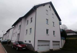 Ansicht mit Einfahrt Garage