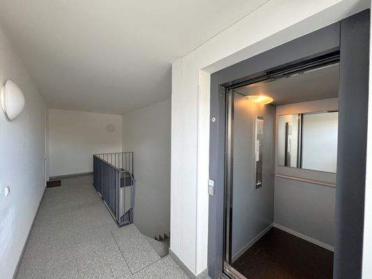 Aufzug im Treppenhaus