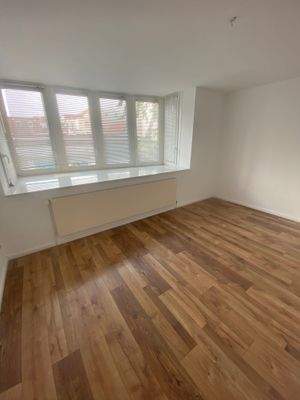 Schlafzimmer mit großer Fensterfront 