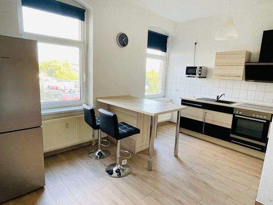 09 MER323 Wohnküche mit Essplatz und EBK.JPG