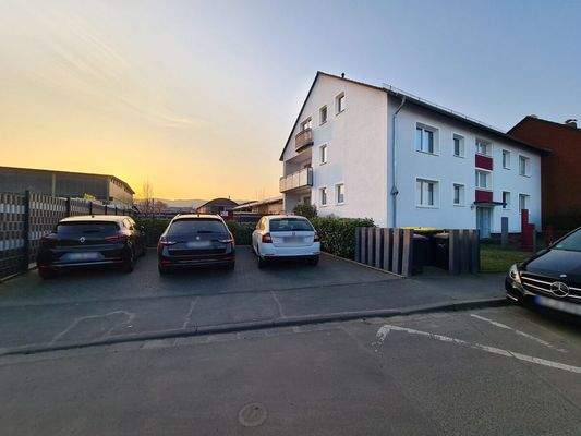 Außenansicht mit Stellplätzem