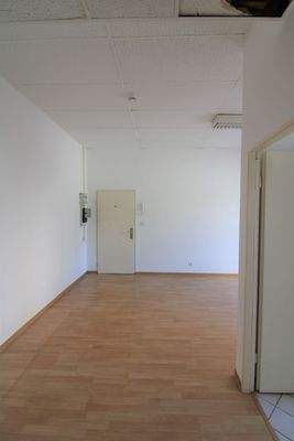 Leerer Flur mit Holzboden