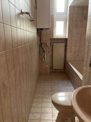 Bad mit Badewanne und Etagenheizung