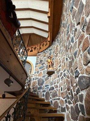 Treppe mit Basaltsteinwand