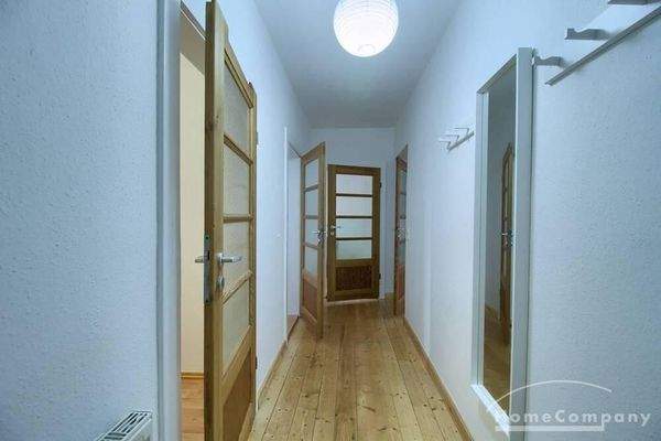 Vom Flur gehen alle Zimmer ab