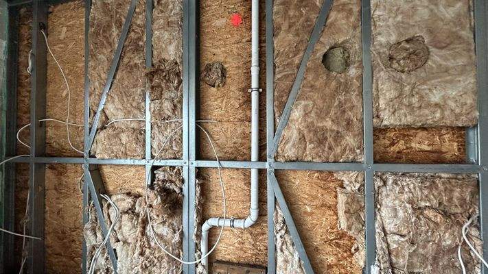 Feuchtigkeitsschaden EG vorderes Haus