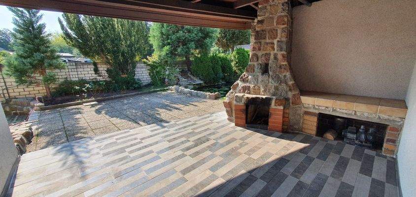 29 Überdachte Außenkamin.jpg