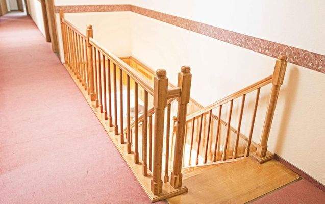 Kastély lépcső.jpg