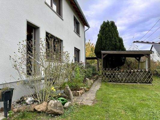 Gartenbereich mit überdachtem Freisitz