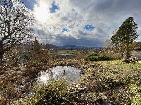 Blick vom Freisitz in den Garten und ins Werratal