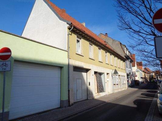Hausfront mit Garage