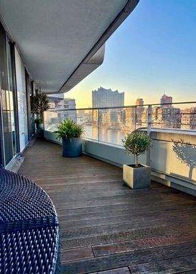 Terrasse mit Elbphilharmonie-Blick