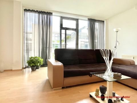 große Fensterfront mit Westbalkon