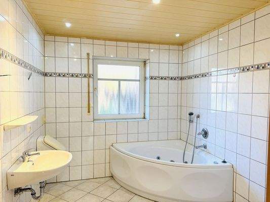 Wannenbad mit WC im Erdgeschoss