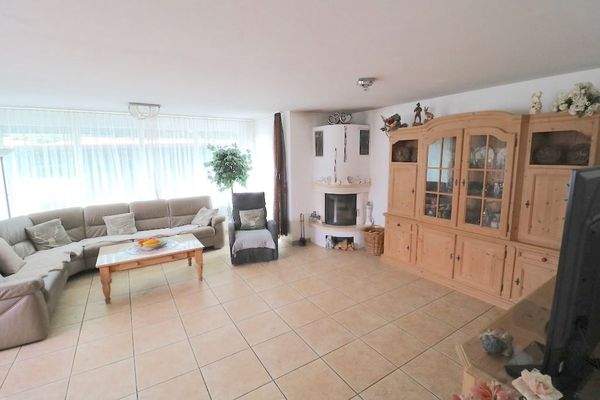 Wohnzimmer mit modernem Ofen