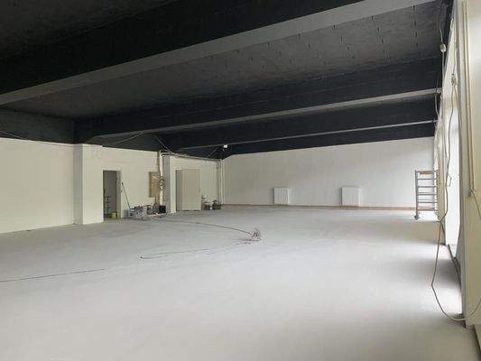 Fläche rechts vom Treppenaufgang - Bild 2 -