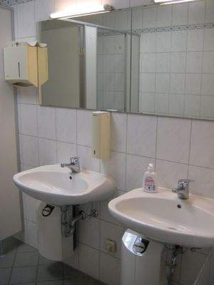 Damentoilette - Waschbecken