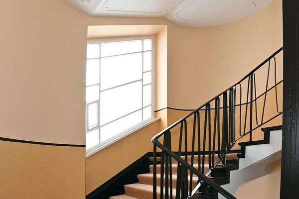 Treppenhaus mit Stuck