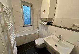 Tageslichtbad mit Badewanne