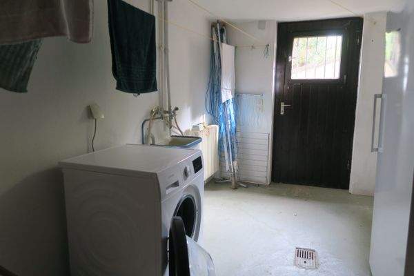 Waschküche mit Ausgang zum Garten