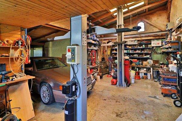 Voll ausgestattete Oldtimer-Werkstatt