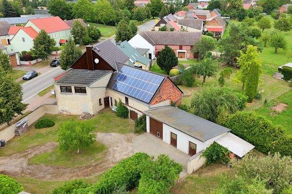 ca. 6.400 m² Grundstück mit Hof, Garten, Reitplatz und Wiese