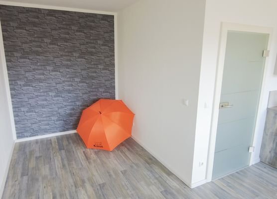 Wohnzimmer mit Essbereich und Effektwand