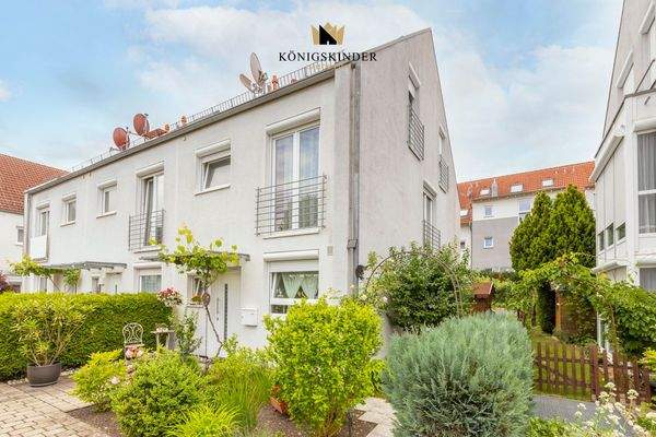 Haus Vorderansicht -rechte Seite- mit Zugang zum Garten