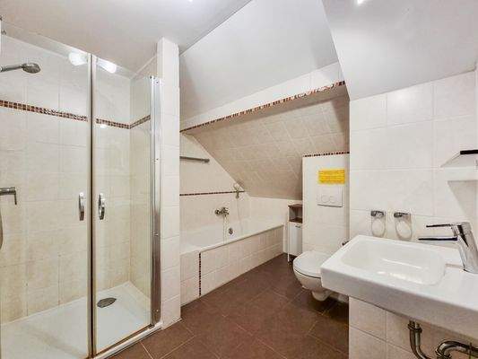 Badezimmer mit Dusche und Badewanne