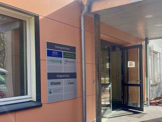 C 2 - Lagerfenster Folierung 2.jpg