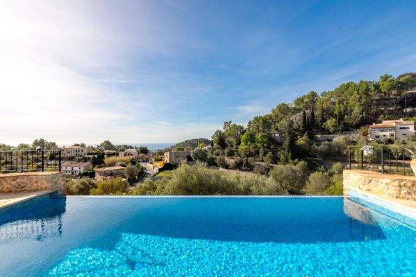 Schöner Infinity Pool 