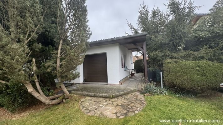 Garten mit Garage