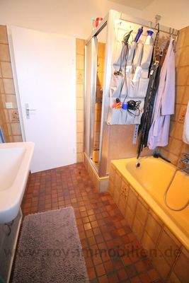 Badezimmer mit Wanne und Dusche