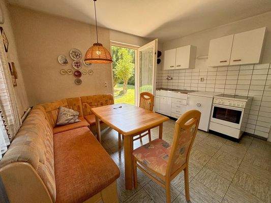 Küche mit gemütlicher Essecke