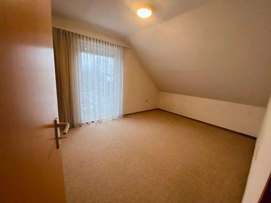 36b) DG: Weiteres Schlafzi., auch natürlich als Gäste-od.Arbeitzi. nutzbar.